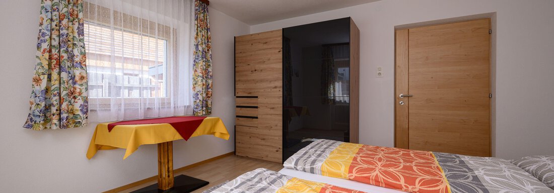 Gemütliches Schlafzimmer im EG - Ferienwohnung Martina - Umhausen