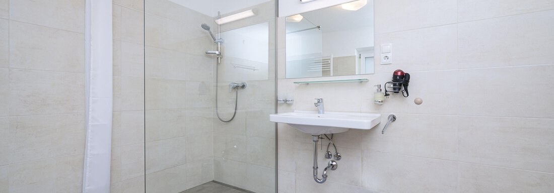 Badezimmer mit Dusche - Ferienwohnung Martina - Umhausen