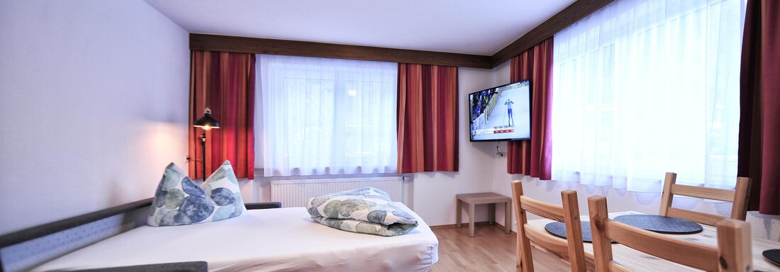 Wohnbereich mit ausgezogener Couch - Ferienwohnung Sand - Umhausen