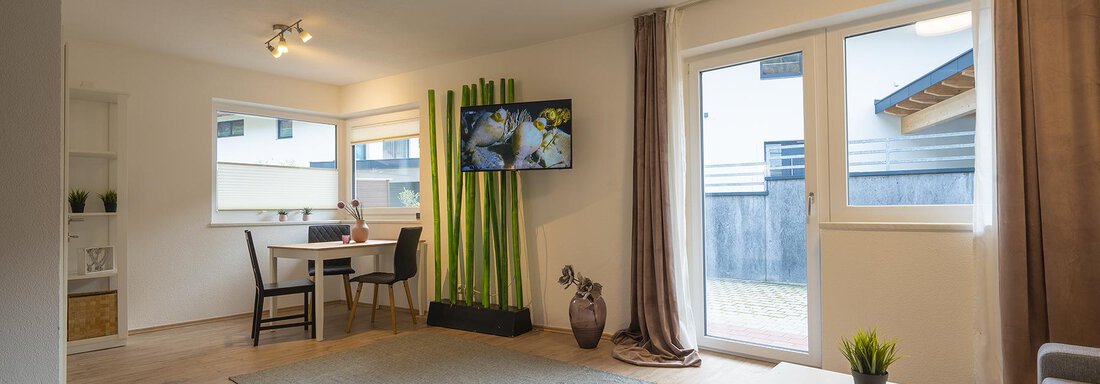 Wohnbereich mit Zugang zur überdachten Terrasse Wohnbereich mit Zugang zur überdachten Terrasse - Ferienwohnung Schmid - Umhausen