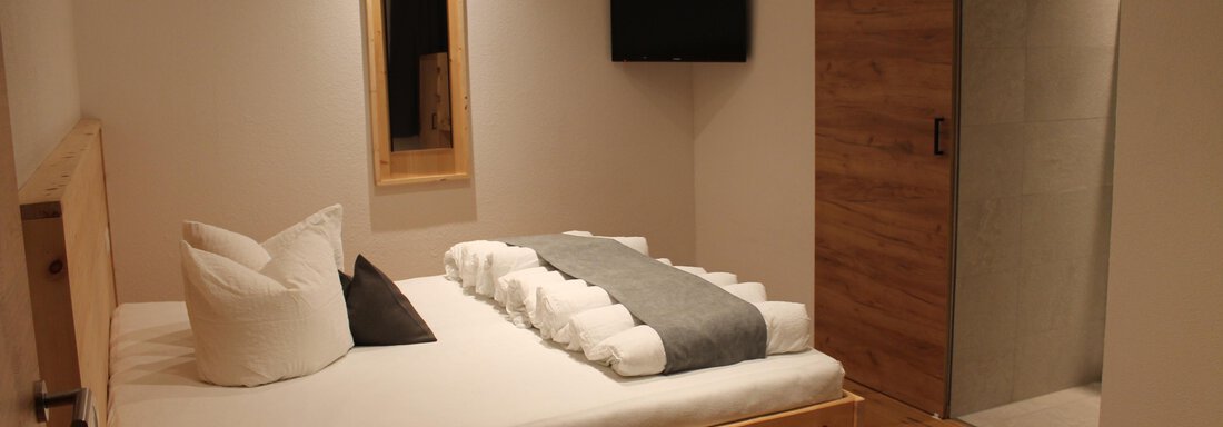 Schlafzimmer mit Zugang zum Badezimmer Top 1 - Haus Hermine - Umhausen