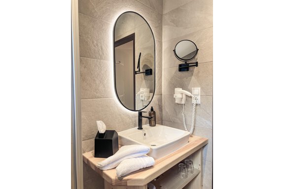 Landhaus - Katgeorie 2.5 Badezimmer - Hotel Johanna mitten im Ötztal - Umhausen