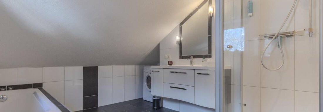 12Strahlkogel_Bad_Dusche_Badewanne - Landhaus Waldhart - Umhausen