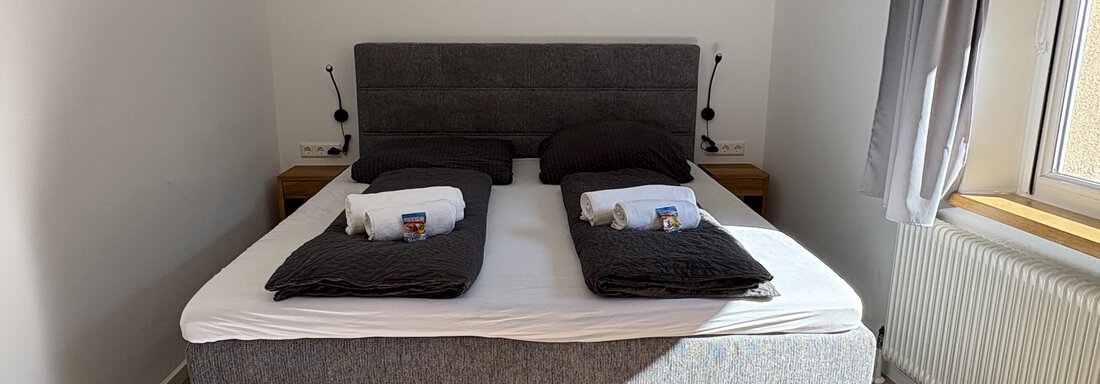 Schlafzimmer mit Boxspringbett und Balkonzugang - Oetztal Auszeit Top 7 - Umhausen