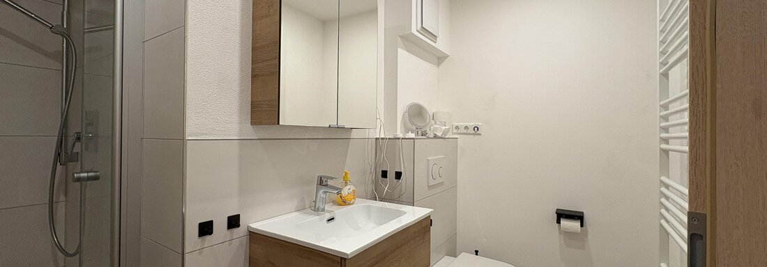 Badezimmer mit Dusche und WC - Oetztal Auszeit Top 7 - Umhausen