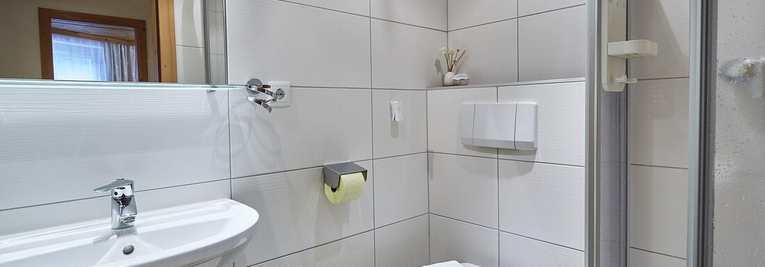 Badezimmer mit Dusche und WC - Terrassenapartment Maria - Umhausen