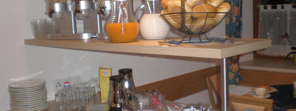 A rich breakfast buffet with rolls, cold cuts, and various cereals. Fresh juice and fruit in bowls are also included. - Appt. Garni Anny - Vent
