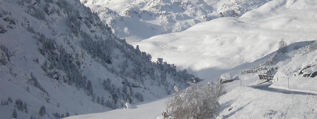 A snowy mountain landscape with high peaks. The surroundings are calm and untouched, covered in fresh, white snow. - Appt. Garni Anny - Vent