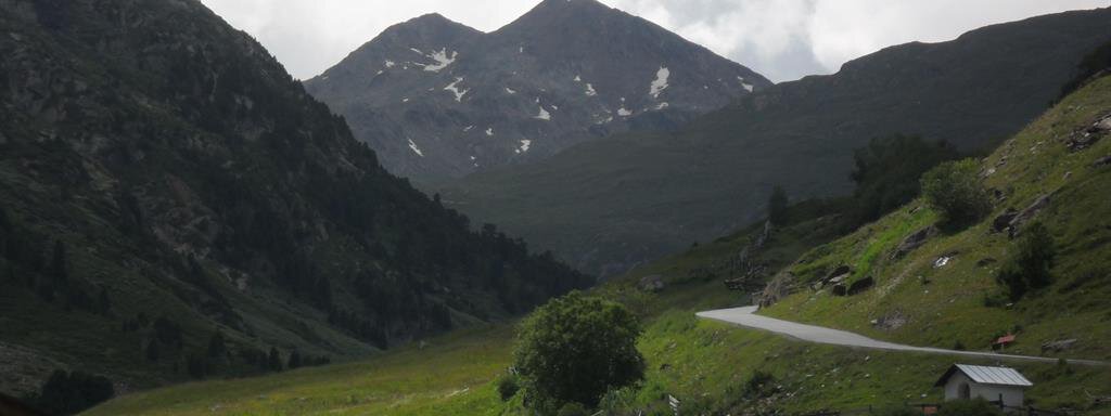 A picturesque mountain landscape with high peaks and green meadows. The sky is cloudy, giving the scene a calm atmosphere. - Appt. Garni Anny - Vent
