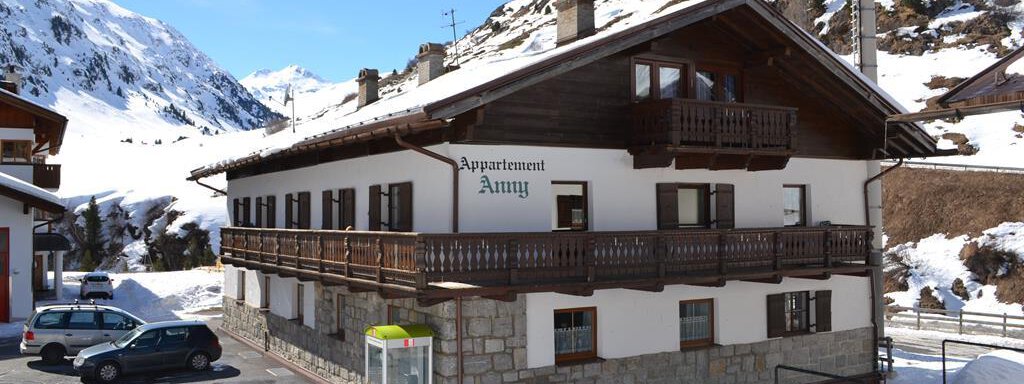 digitalkamera haus anny innen 114 A cozy apartment house called "Apartment Amy" surrounded by snow-capped mountains. The clear sky and tranquil surroundings create an inviting atmosphere. - Appt. Garni Anny - Vent