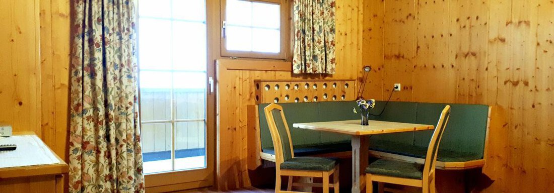 Wohnzimmer mit Essbereich und Schlafsofa - Haus Granbichler - Vent