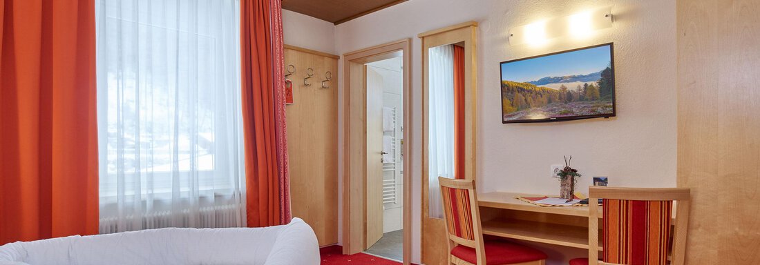 A cozy room with a doublebed , the windows let in plenty of light. - Hotel Vent - Vent