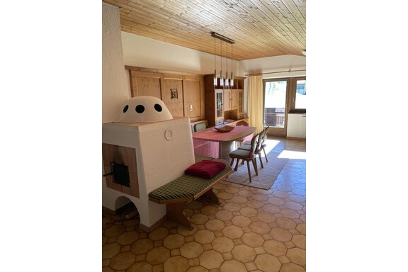 A bright kitchen with a cozy dining area and an oven. Large windows provide plenty of daylight. - Landhaus Rosenhof - Zwieselstein